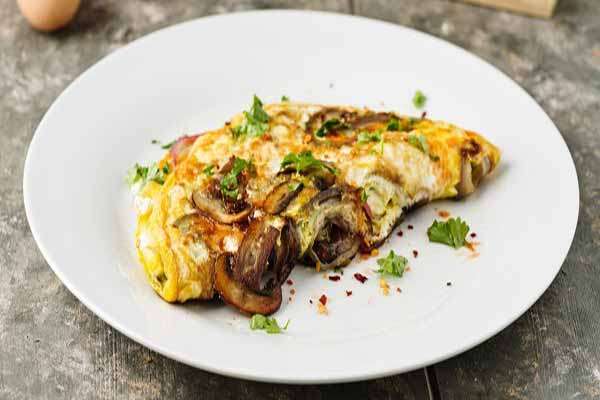 Легкий завтрак - омлет с овощами