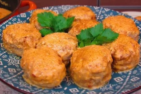 Мясные тефтели в томатно-сметанном соусе