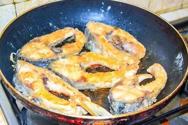 Як правильно посмажити рибу, щоб вона не прилипала до сковороди: секрет в одному інгредієнті