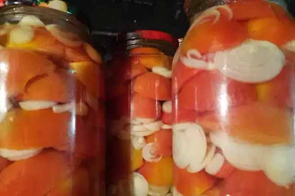 Що робити, щоб розсіл у банці з помідорами виходив прозорим як сльоза: додайте ці 3 інгредієнти 