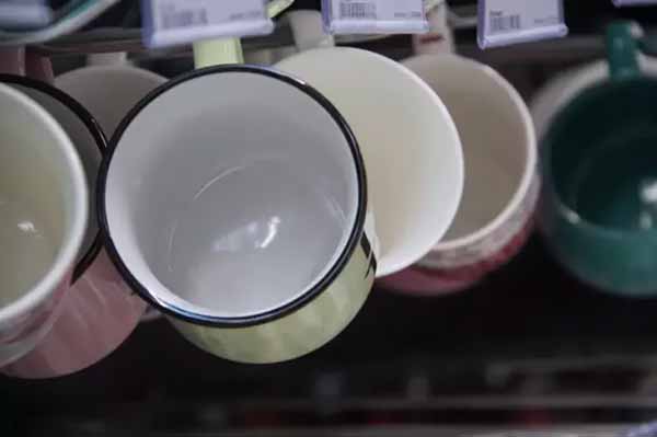 Чим відмити застарілий чайний наліт на чашках: спосіб без соди