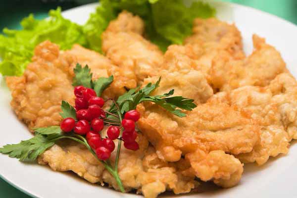Смажена риба стане ще смачнішою, якщо приготувати її у картопляно-сирному клярі: простий рецепт