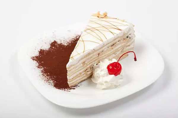 Як приготувати торт «Сметанник»: рецепт найніжнішого десерту без випічки та коржів