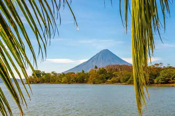 Пам'ятки Нікарагуа: здалеку видно острів з вулканічним конусом