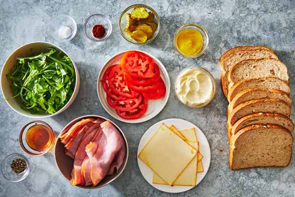 Бутерброди з шинкою з димчастою медовою гірчицею Бутерброди з шинкою з димчастою медовою гірчицею