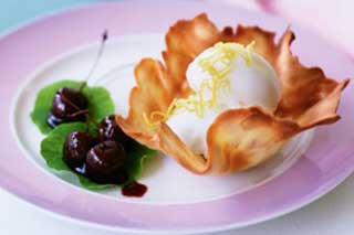 Изысканный французский десерт: Тюили с ягодами и мороженым