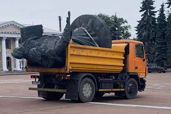 Демонтаж у Переяславі монумента